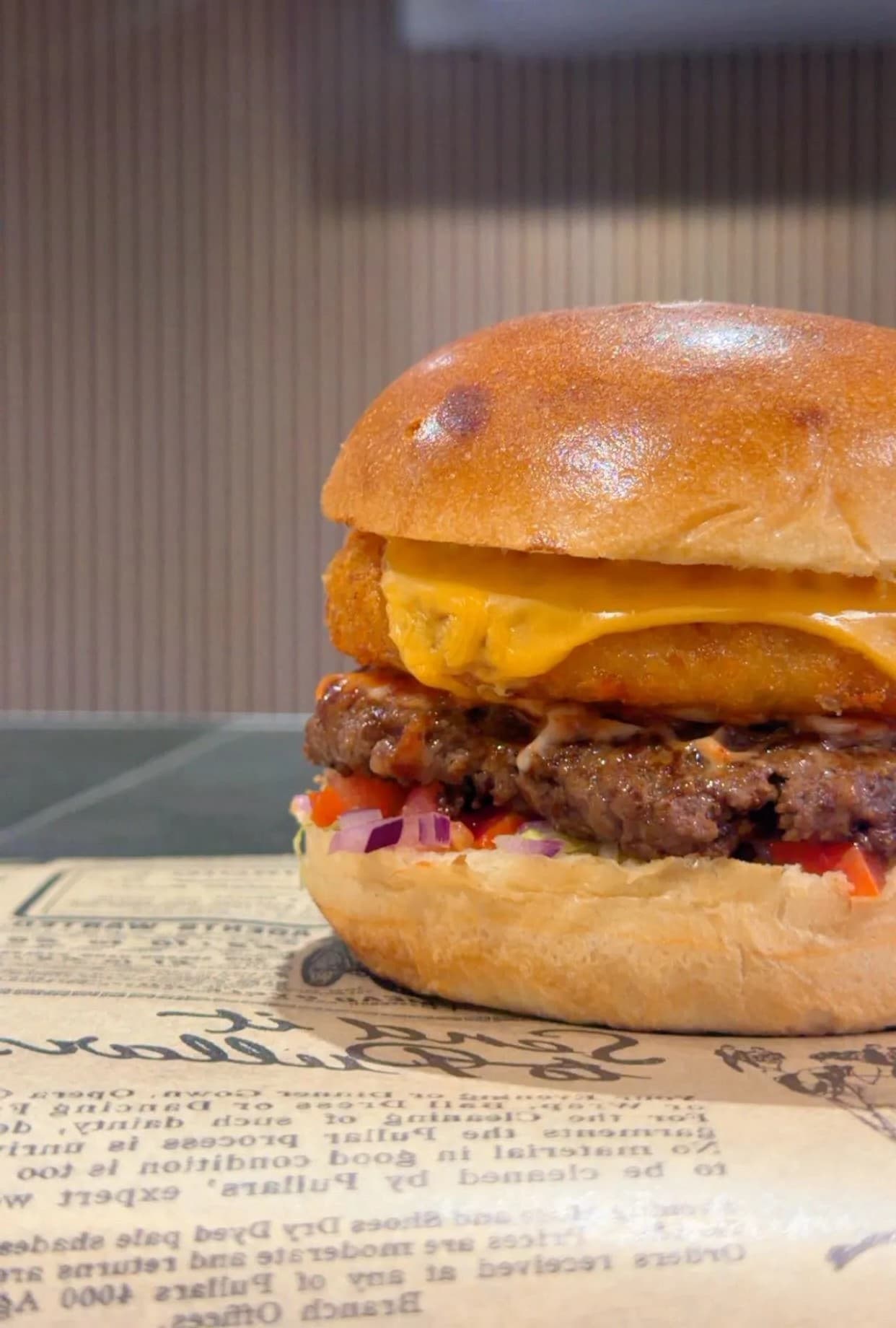 Burger généreux photographié chez Planet' Burger